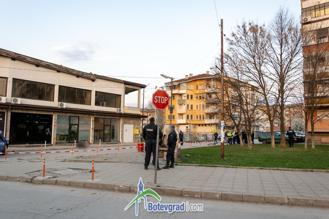 Гледката е страшна! Трупът на убитата шивачка лежи на тротоара в Ботевград (СНИМКИ 18+)