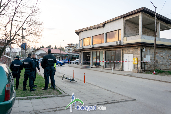 Гледката е страшна! Трупът на убитата шивачка лежи на тротоара в Ботевград (СНИМКИ 18+)