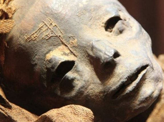 Шокираща находка: Египетски археолози откриха мумия на извънземно