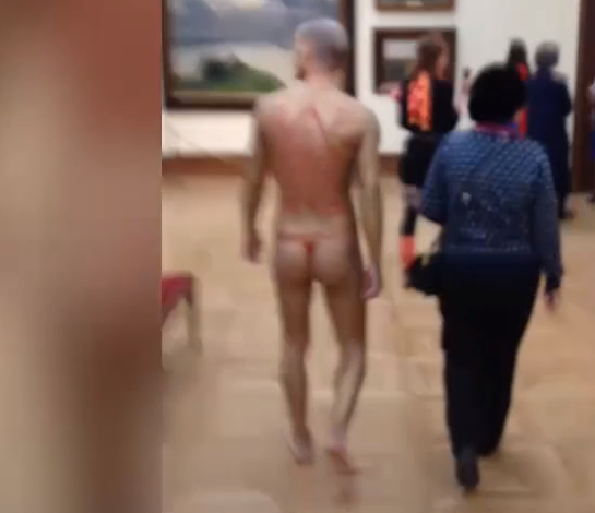 Мъж се съблече чисто гол в световноизвестна галерия (ВИДЕО 18+)