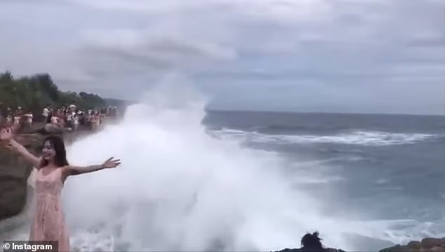Ужасяващ момент! Гигантска вълна помете туристка, докато позираше (СНИМКИ/ВИДЕО)