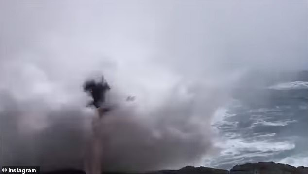 Ужасяващ момент! Гигантска вълна помете туристка, докато позираше (СНИМКИ/ВИДЕО)