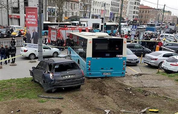 Касапница в Истанбул! Автобус се вряза в пешеходци на спирка (СНИМКИ/ВИДЕА)