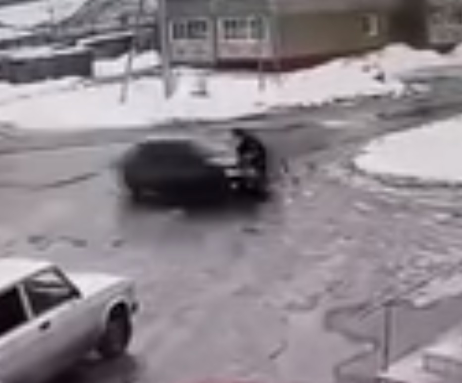 Шокиращо ВИДЕО: Мъж връхлетя върху бившата си с кола, не му давала да...