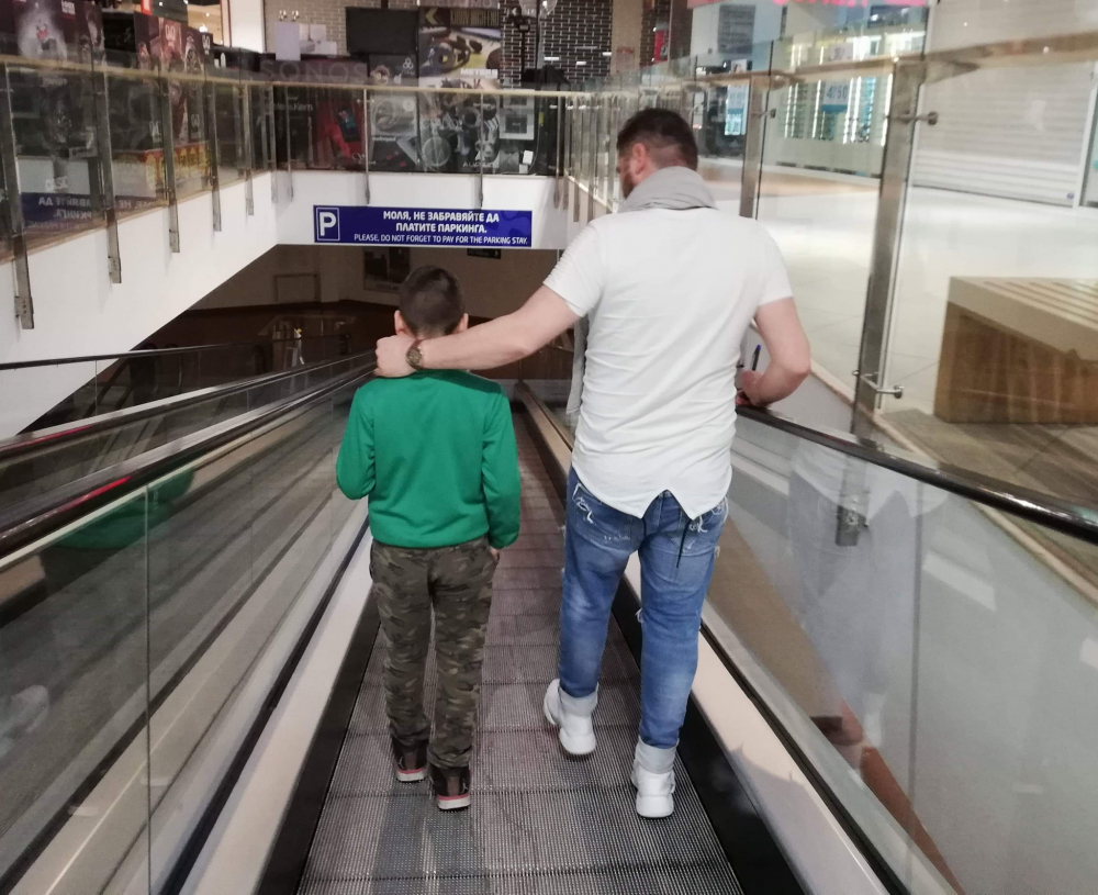 Мрежата прегря заради случилото се с 11-годишно момче в столичен мол! (СНИМКИ)