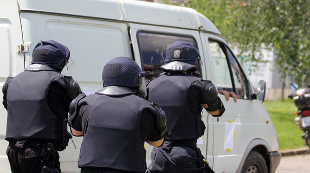 Полицаи тарашиха апартамента на 26-годишен бургазлия, останаха шокирани 