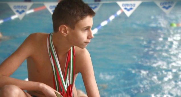 Героизъм: Българче с аутизъм и страх от водата трупа медали по... плуване! 