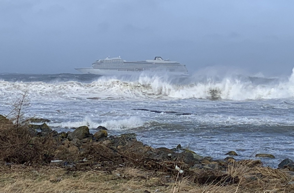 Страшен кошмар край бреговете на Норвегия, спешно евакуират пътниците на круизен кораб (СНИМКИ/ВИДЕО)
