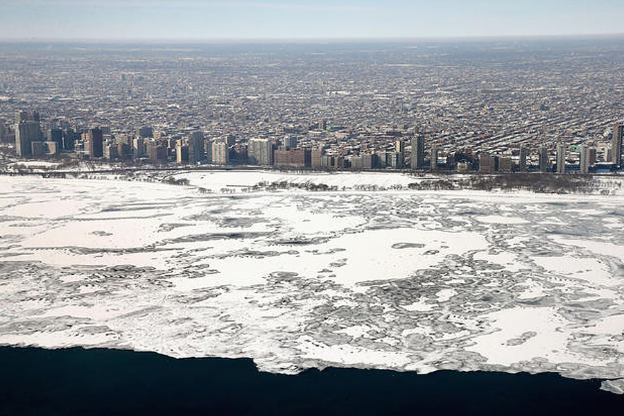 Аномалия: Ледът върху езерото Мичиган се троши като стъкло