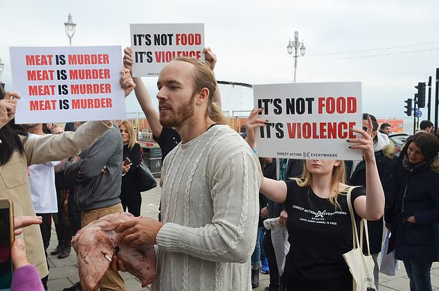 Британски блогър изяде сурова свинска глава в знак на протест срещу веганите (СНИМКИ/ВИДЕО)
