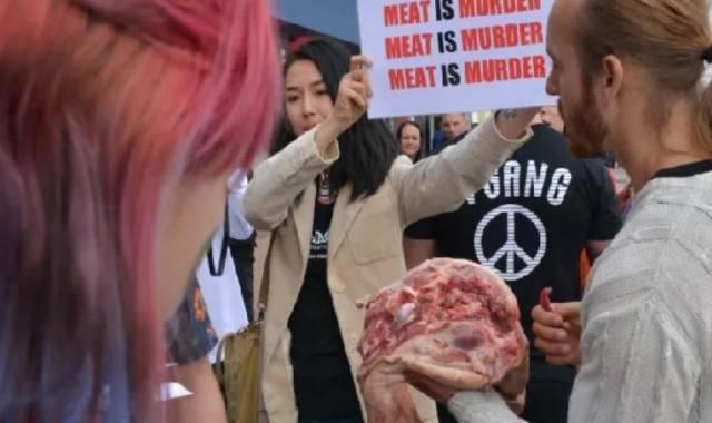 Британски блогър изяде сурова свинска глава в знак на протест срещу веганите (СНИМКИ/ВИДЕО)