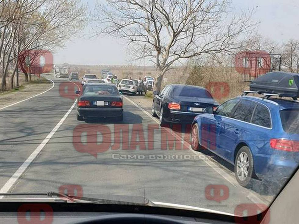Тежка катастрофа с лъскаво "Бентли" и още два автомобила край Бургас
