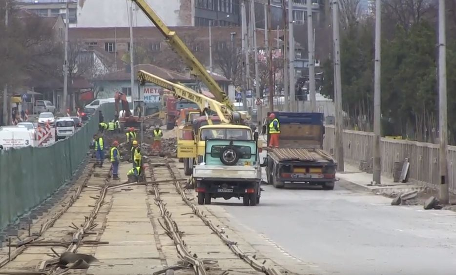 БЛИЦ TV: Започналият ремонт на трамвайната линия за Малашевци промени трафика по ул."Каменоделска" 