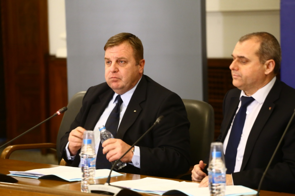 Каракачанов: Има шанс да няма сделка между САЩ и България за изтребителите