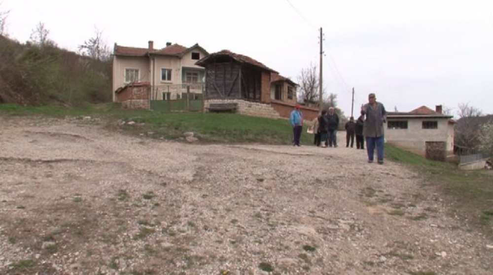 Българска работа: Ремонтираха селска улица, но само наполовина