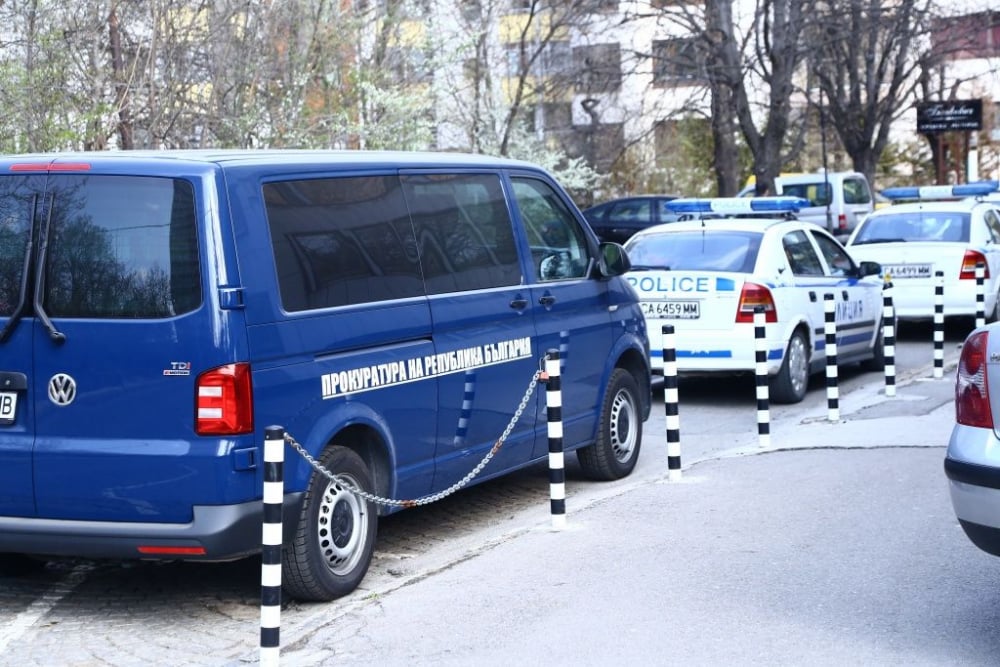 Първи СНИМКИ в БЛИЦ: Пред "Кинтекс" почерня от полиция, прокуратурата даде информация за акцията 