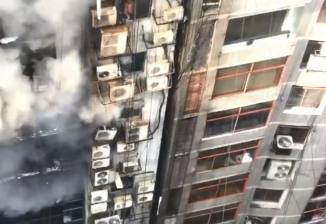 Огнен кошмар в търговската зона на Дака (ВИДЕО)
