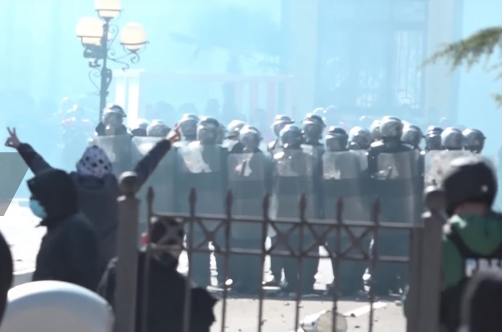 Протестиращите в Албания са опитали да нахлуят в парламента (ВИДЕО)