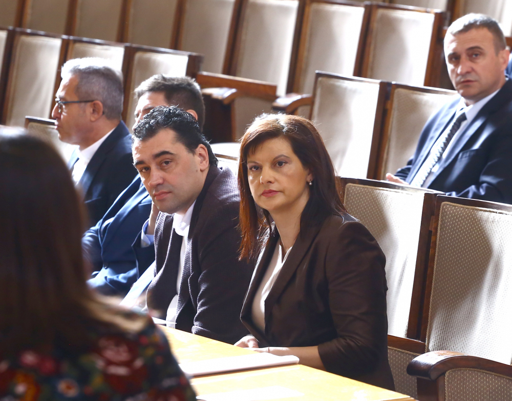 Дариткова проведе опознавателни совалки в парламента