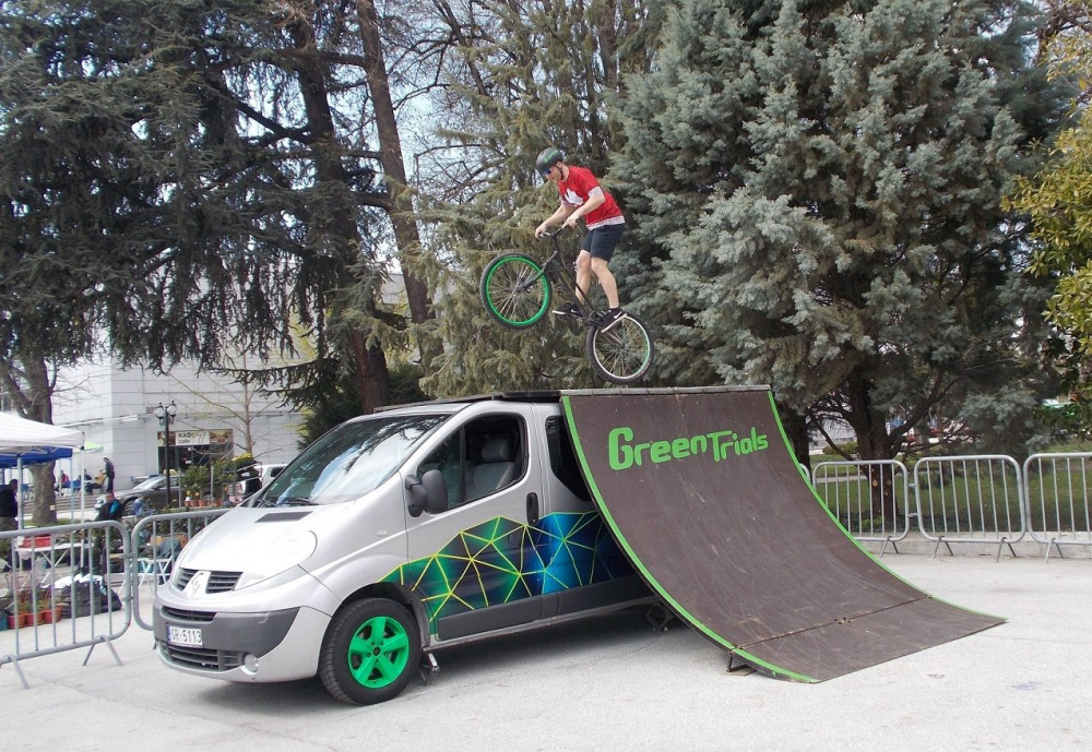 Летящи каскадьори с велосипеди смаяха посетителите на пролетните изложби в Пловдив