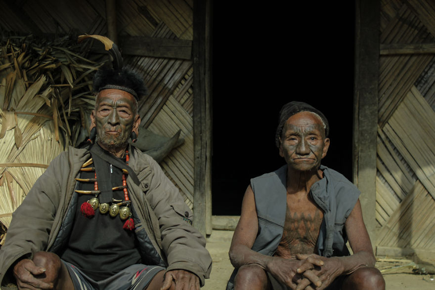 Племето, в което живеят последните ловци на човешки черепи (СНИМКИ)