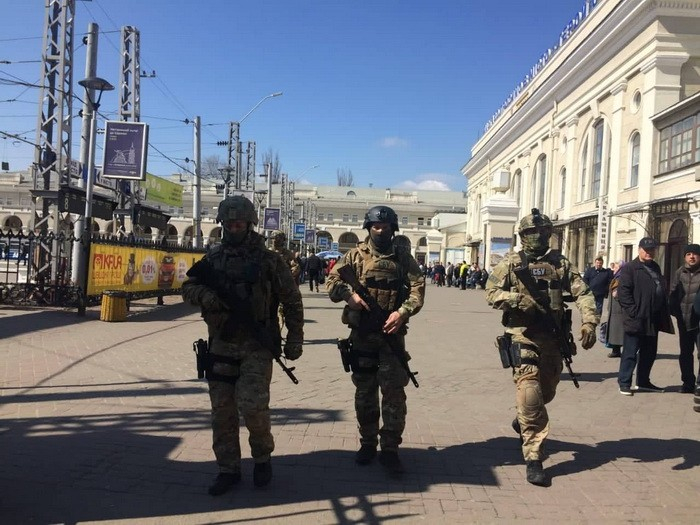Пак ли ще се лее кръв в Украйна: Спецназ и бронетехника излязоха по улиците в навечерието на президентските избори (СНИМКИ/ВИДЕО)
