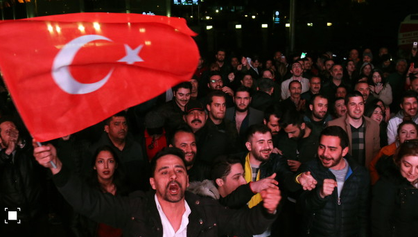 Партията на Ердоган си запазва Истанбул, но... 