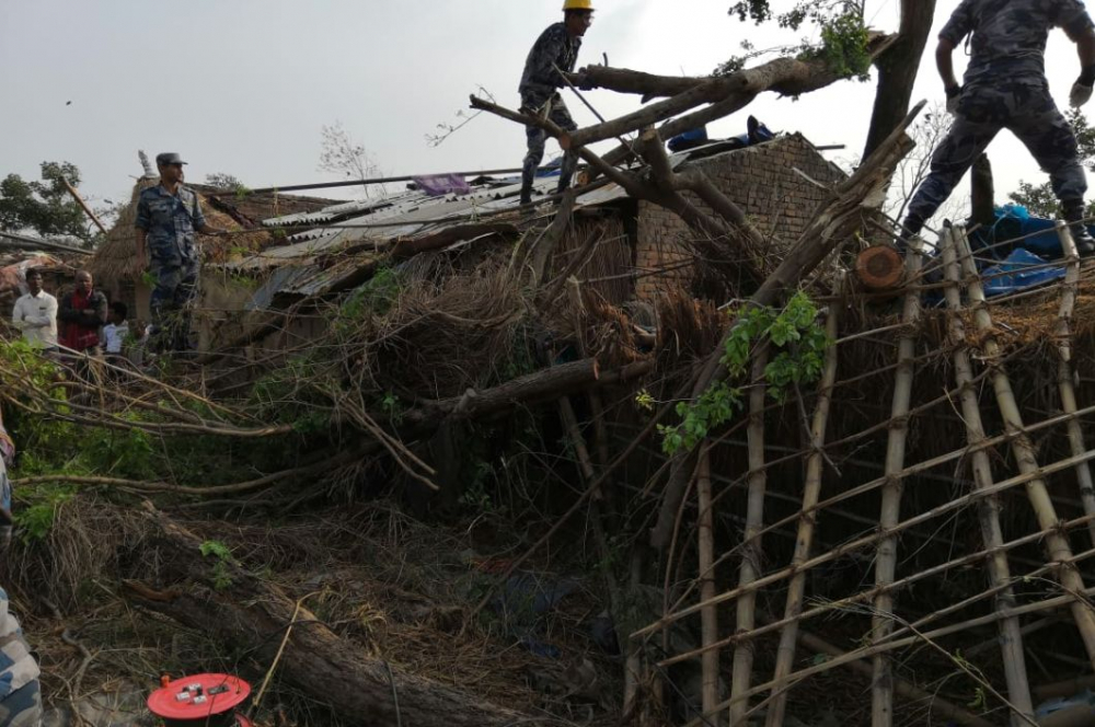 Апокалипсис: Десетки убити и стотици ранени от мощна буря в Непал (СНИМКИ 18+)