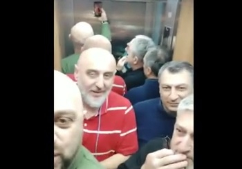 Грузинци станаха герои след песен в заседнал в асансьор (ВИДЕО)