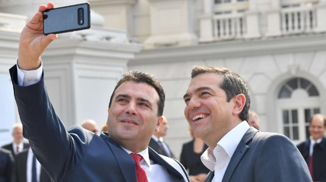 Никой не очакваше Заев и Ципрас да направят това в Северна Македония (СНИМКА)