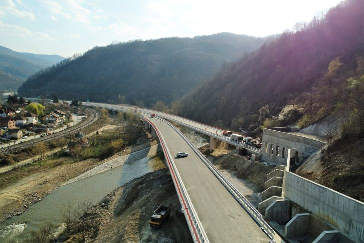 „Трейс“ положи последния пласт асфалт върху магистралния участък на Е75 в Южна Сърбия (СНИМКИ)
