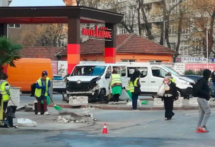 Първо в БЛИЦ: Разбра се причината за адското меле с автобуса в центъра на Пловдив