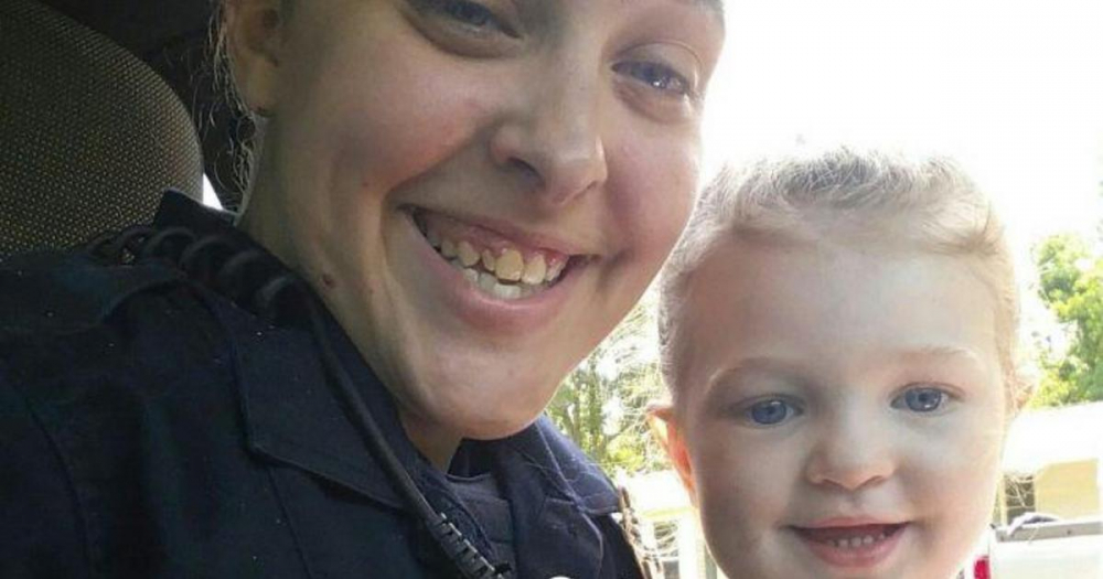 Докато палава полицайка прави секс с шефа си, детето ѝ умря мъчително 