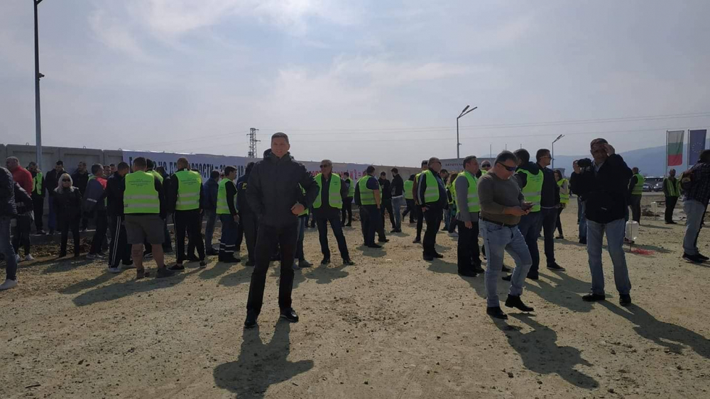 Жълти жилетки се събират да палят протестно ТИР-а в Пловдив (СНИМКИ)