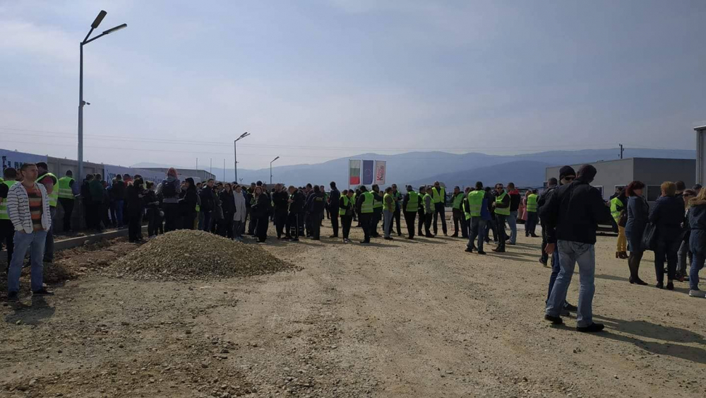 Жълти жилетки се събират да палят протестно ТИР-а в Пловдив (СНИМКИ)
