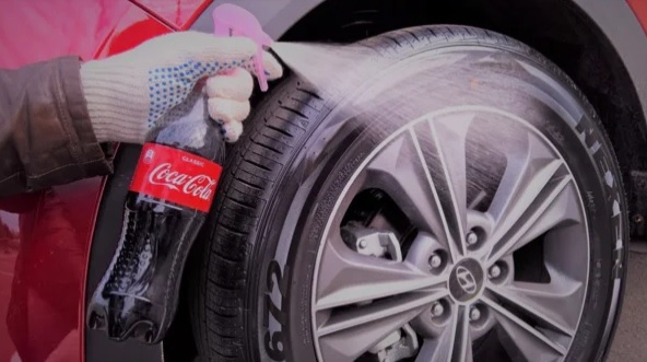 Защо практичните шофьори пръскат с Coca-Cola гумите на колата