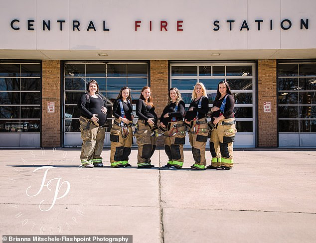 Чудо със 7 пожарникарки, каквото не се бе случвало досега! (СНИМКИ)