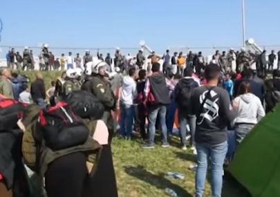 Страшно ВИДЕО от сблъсъка на ордите бежанци и полицията край Солун