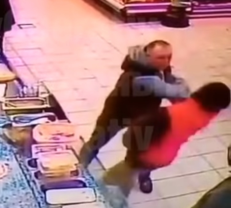 Украинец уби купувач в супермаркет с един удар в главата (ВИДЕО)