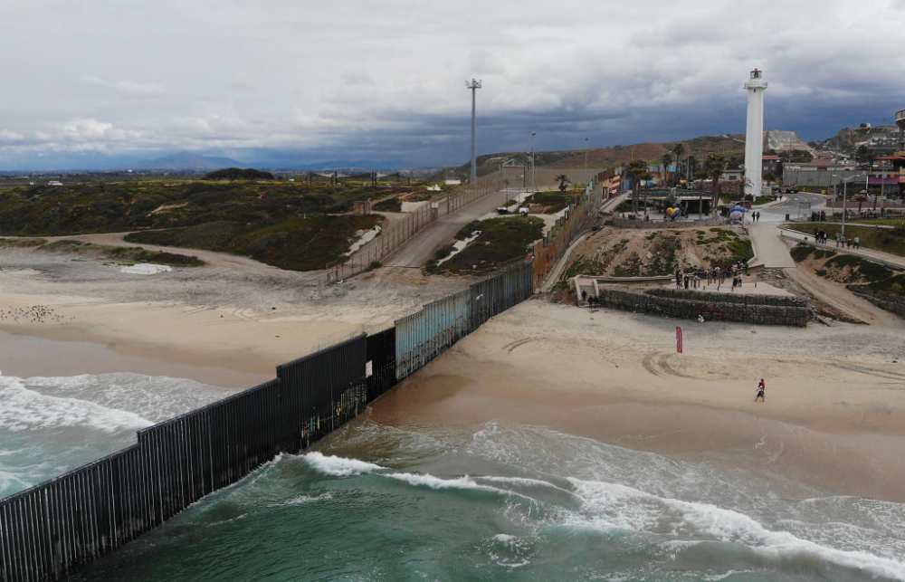 Тръмп на стената: Не можем повече да приемаме незаконни имигранти