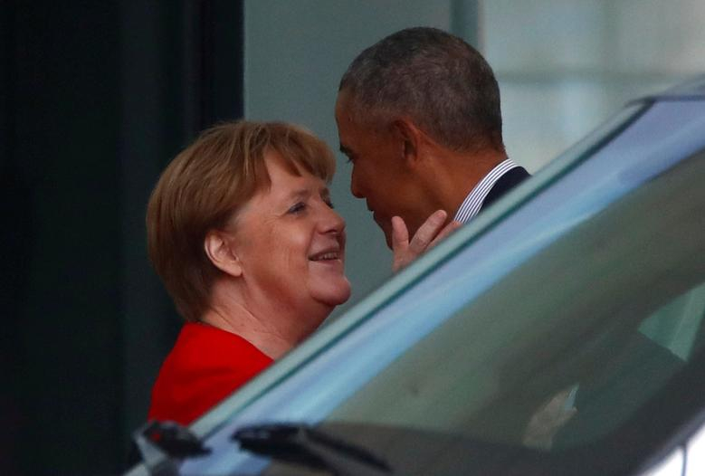 Интимни и странни СНИМКИ от срещата на Меркел и Обама запалиха мрежата