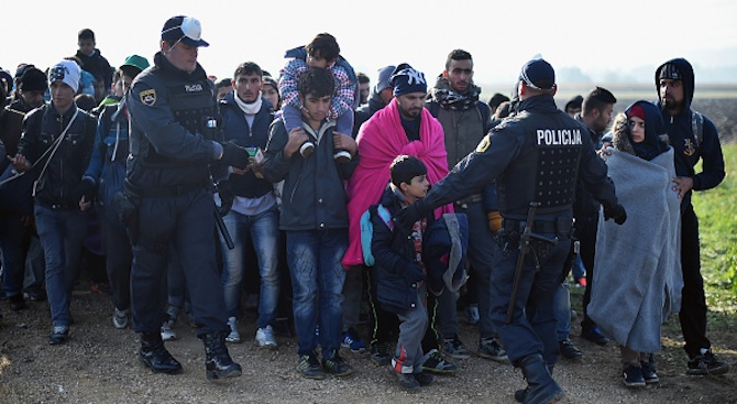 Освирепелите мигранти в Солун започнаха да... 