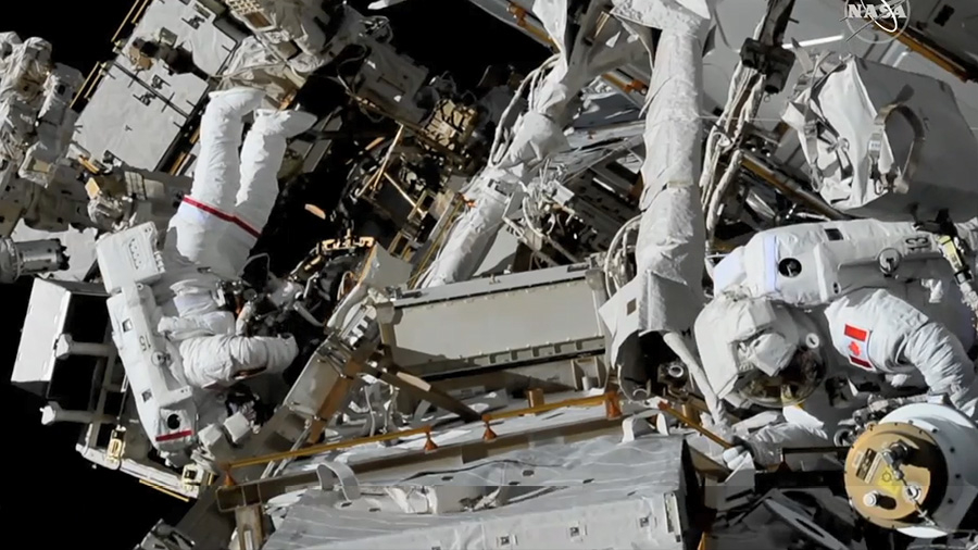 Астронавт и астронавтка си направиха космическа разходка (ВИДЕО)