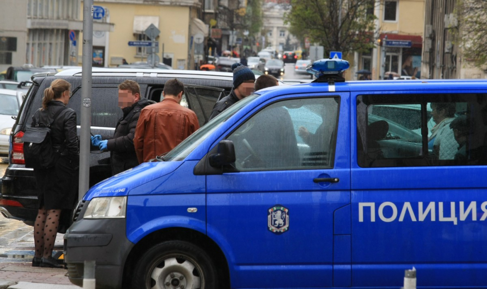Криминалисти тарашат черен джип в центъра на София (СНИМКИ)