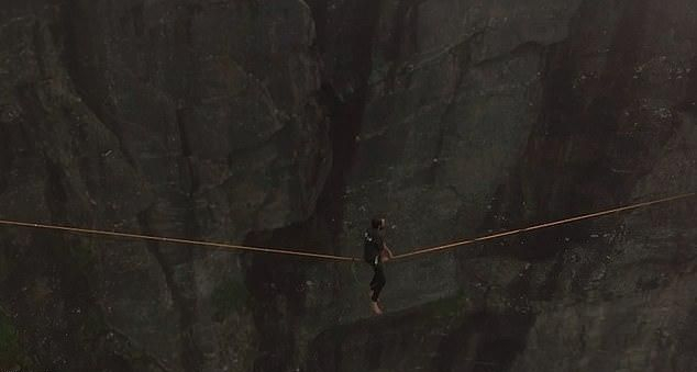 Заснеха на ВИДЕО падането от 900 м на мъж, ходещ по въже