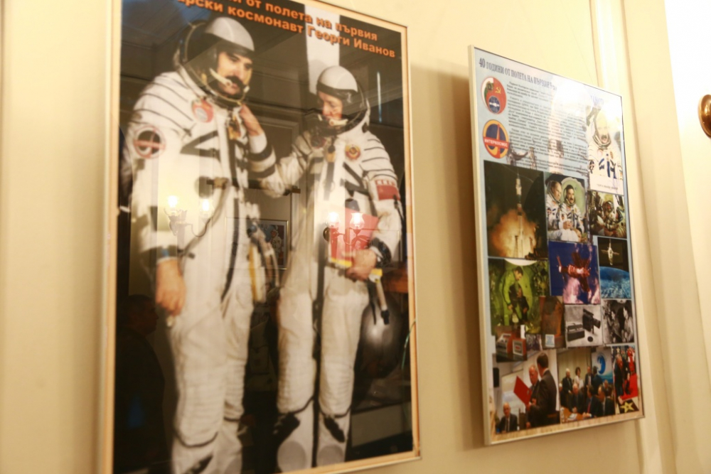 Фоторепортаж в БЛИЦ в чест на 40-годишнината от първия полет на български космонавт 