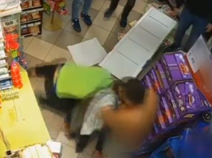 Ново страшно ВИДЕО 18+ от зверския бой в магазин в Габрово