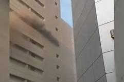 Шокиращо ВИДЕО 18+! Вижте как отчаян човек скача от небостъргача в Банкок
