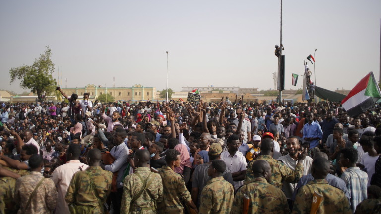 Военен преврат в Судан: Армията отстрани президента, поема властта и... (ВИДЕО)
