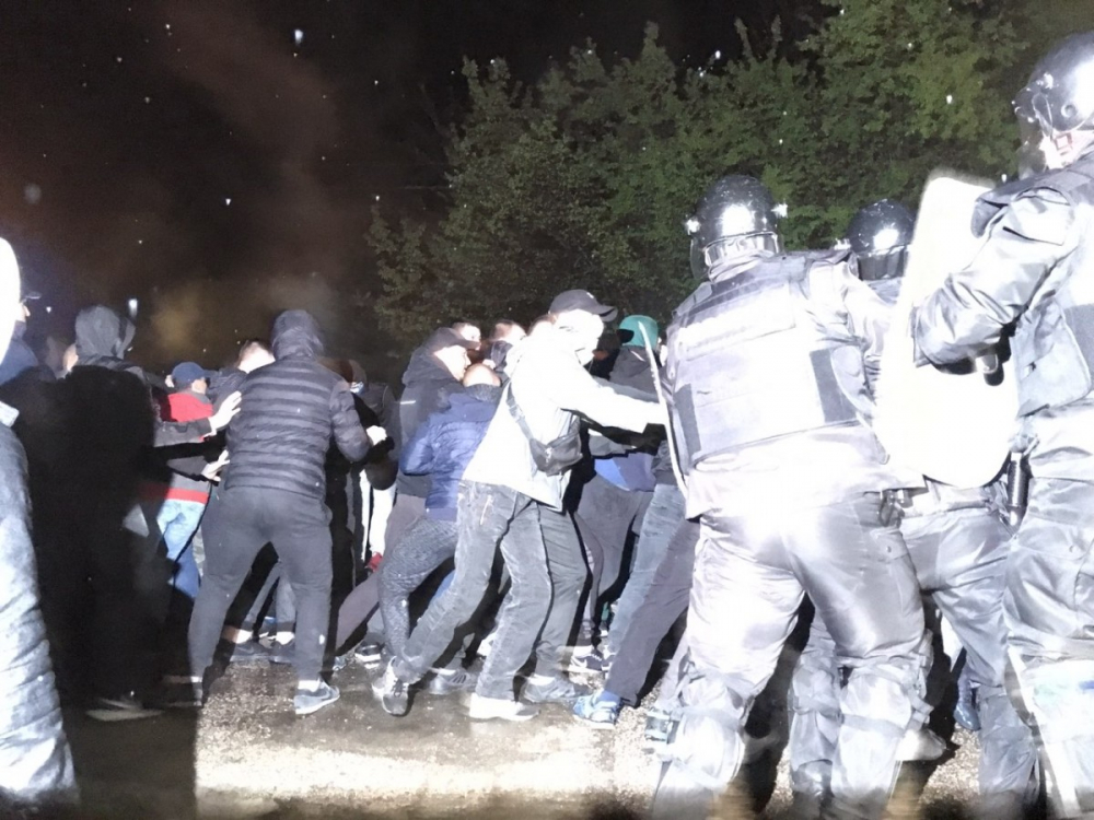 Извънредно: Сблъсъци заради циганите в Габрово! Лее се кръв (СНИМКИ/ВИДЕО)